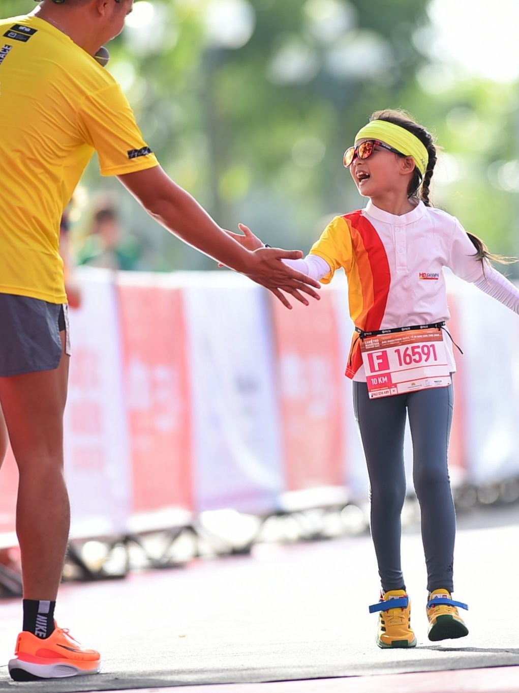Được bố cho chạy bộ chỉ để rèn luyện sức khỏe từ lúc 5 tuổi, 3 năm sau cô bé chinh phục đường chạy 21km, tham gia 20 giải chạy mỗi năm - Ảnh 6.