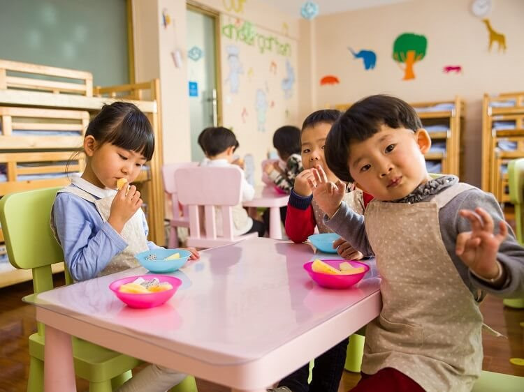 Thiếu trẻ em, hàng loạt trường mẫu giáo Trung Quốc phải đóng cửa - Ảnh 1.
