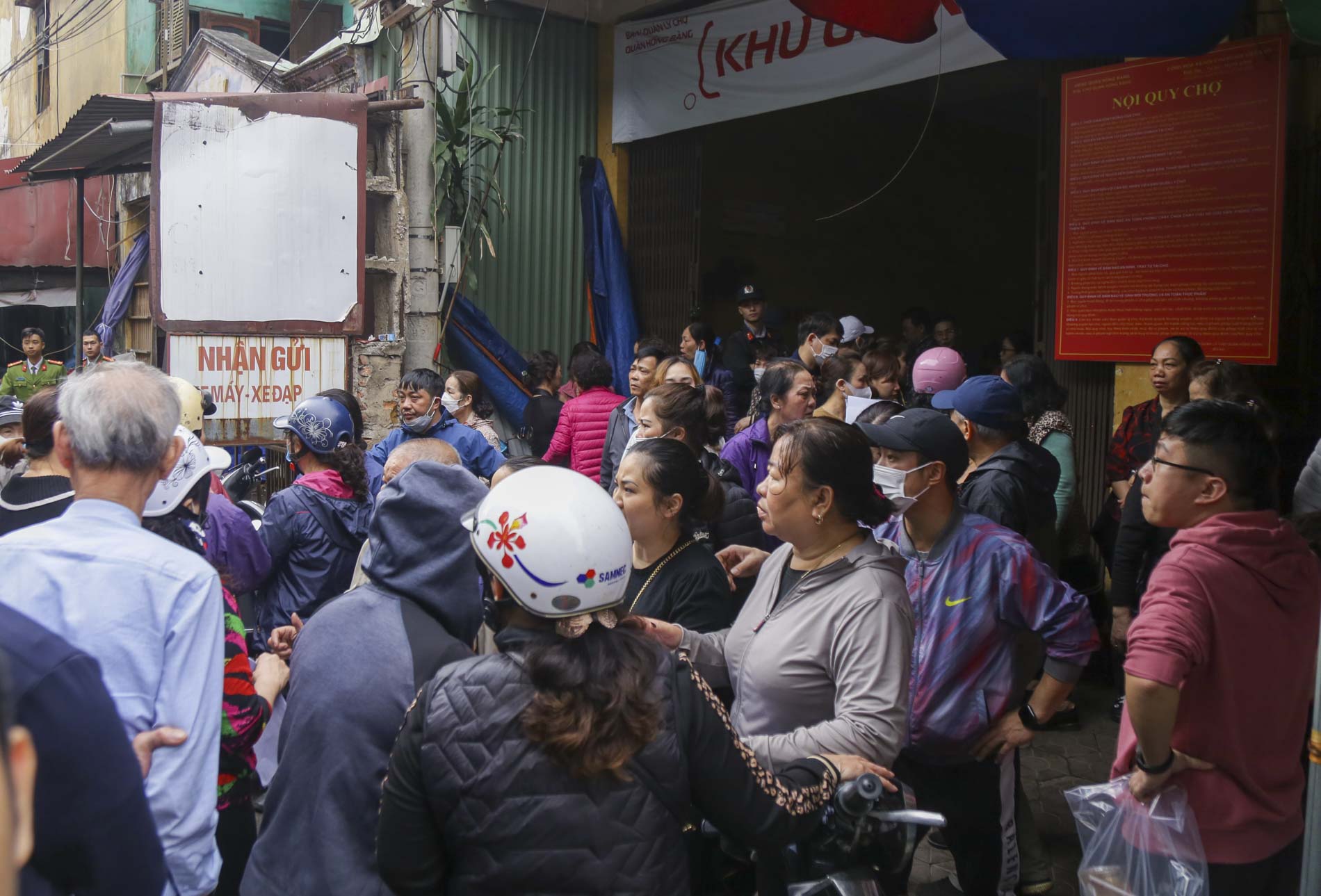 Hải Phòng: Tiểu thương đỏ hoe mắt khi nghĩ về tài sản thành tro bụi sau vụ cháy tại chợ Tam Bạc ngày 12/2 - Ảnh 2.