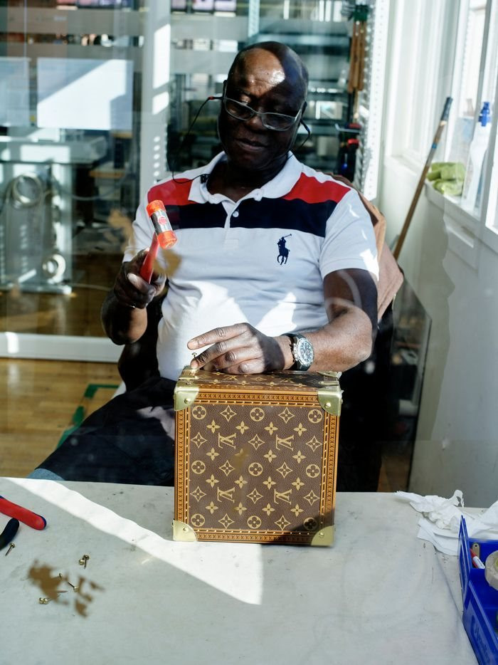 Louis Vuitton và công thức thống trị thế giới xa xỉ: Bán 'di sản', sản xuất hạn chế khiến khách hàng bất chấp mua dù giá 'trên trời' - Ảnh 4.