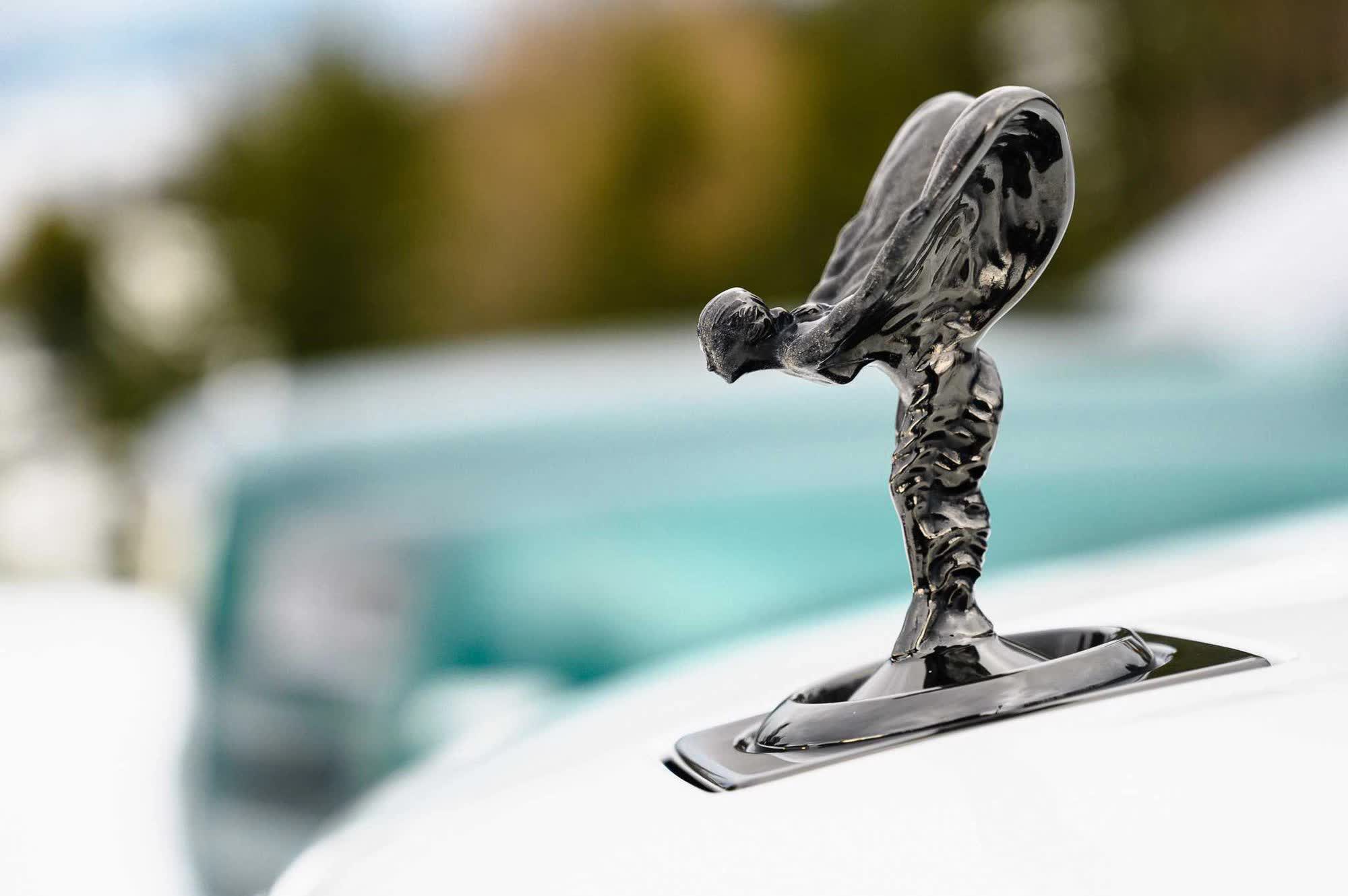 gemelo Espectador gesto Chuyện 'thâm cung bí sử' về biểu tượng 'thiếu phụ bay' của Rolls-Royce: Vợ  của quý tộc, suýt lấy cảm hứng từ Nike
