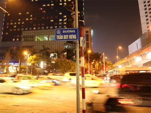 Hà Nội: 'Không còn cảnh tiếp viên đứng đường, xe ôm chở 3-4 cô gái trên đường Trần Duy Hưng' - Ảnh 1.