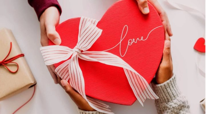 Chợ online tất bật ngày Valentine: Chỉ cần lướt Shopee hay Facebook là mua được quà tặng người yêu, vừa tiện lợi vừa có... mã giảm giá - Ảnh 1.