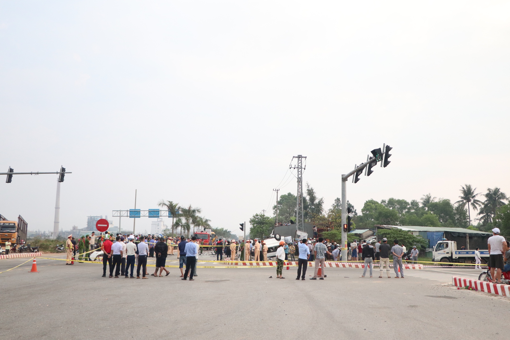 Hiện trường ám ảnh vụ tai nạn kinh hoàng làm 8 người chết ở Quảng Nam - Ảnh 17.