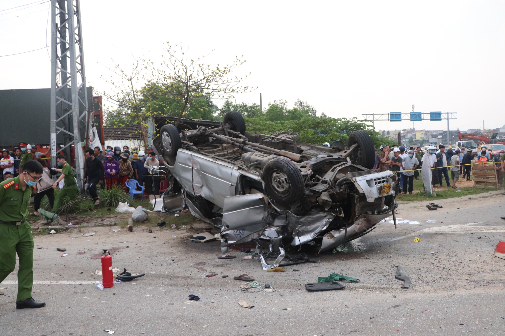 Hiện trường ám ảnh vụ tai nạn kinh hoàng làm 8 người chết ở Quảng Nam - Ảnh 16.