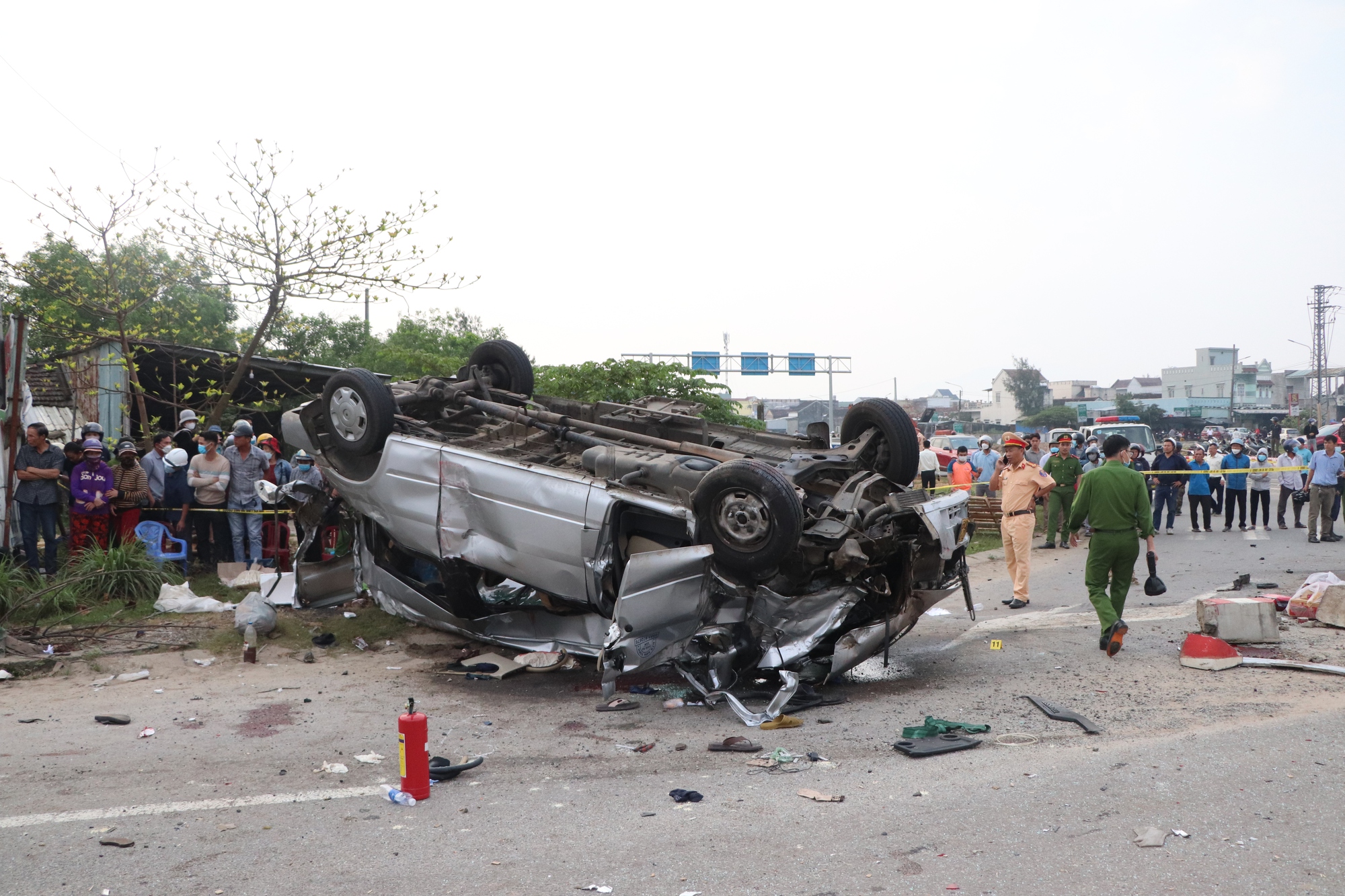 Hiện trường ám ảnh vụ tai nạn kinh hoàng làm 8 người chết ở Quảng Nam - Ảnh 14.