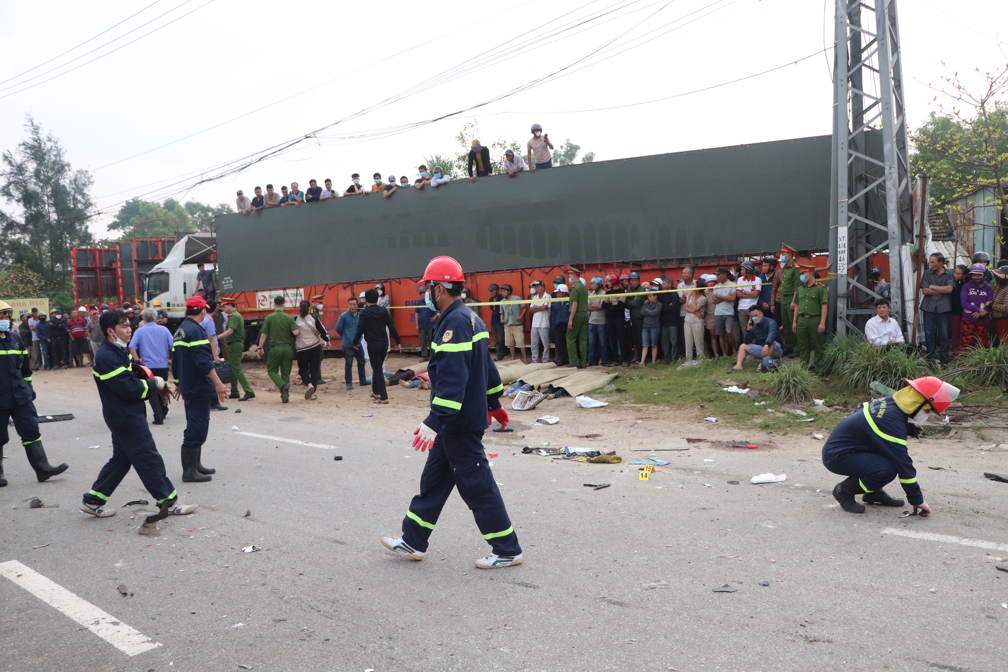 Hiện trường ám ảnh vụ tai nạn kinh hoàng làm 8 người chết ở Quảng Nam - Ảnh 3.