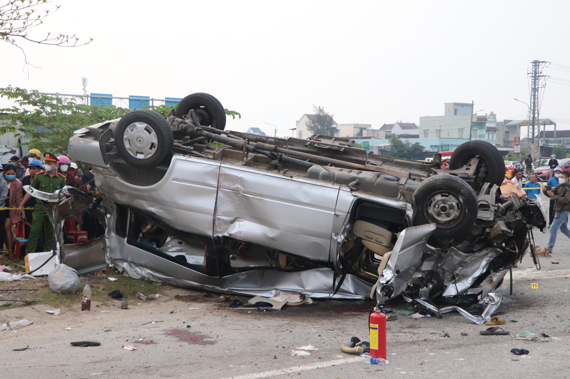 Hiện trường ám ảnh vụ tai nạn kinh hoàng làm 8 người chết ở Quảng Nam - Ảnh 13.