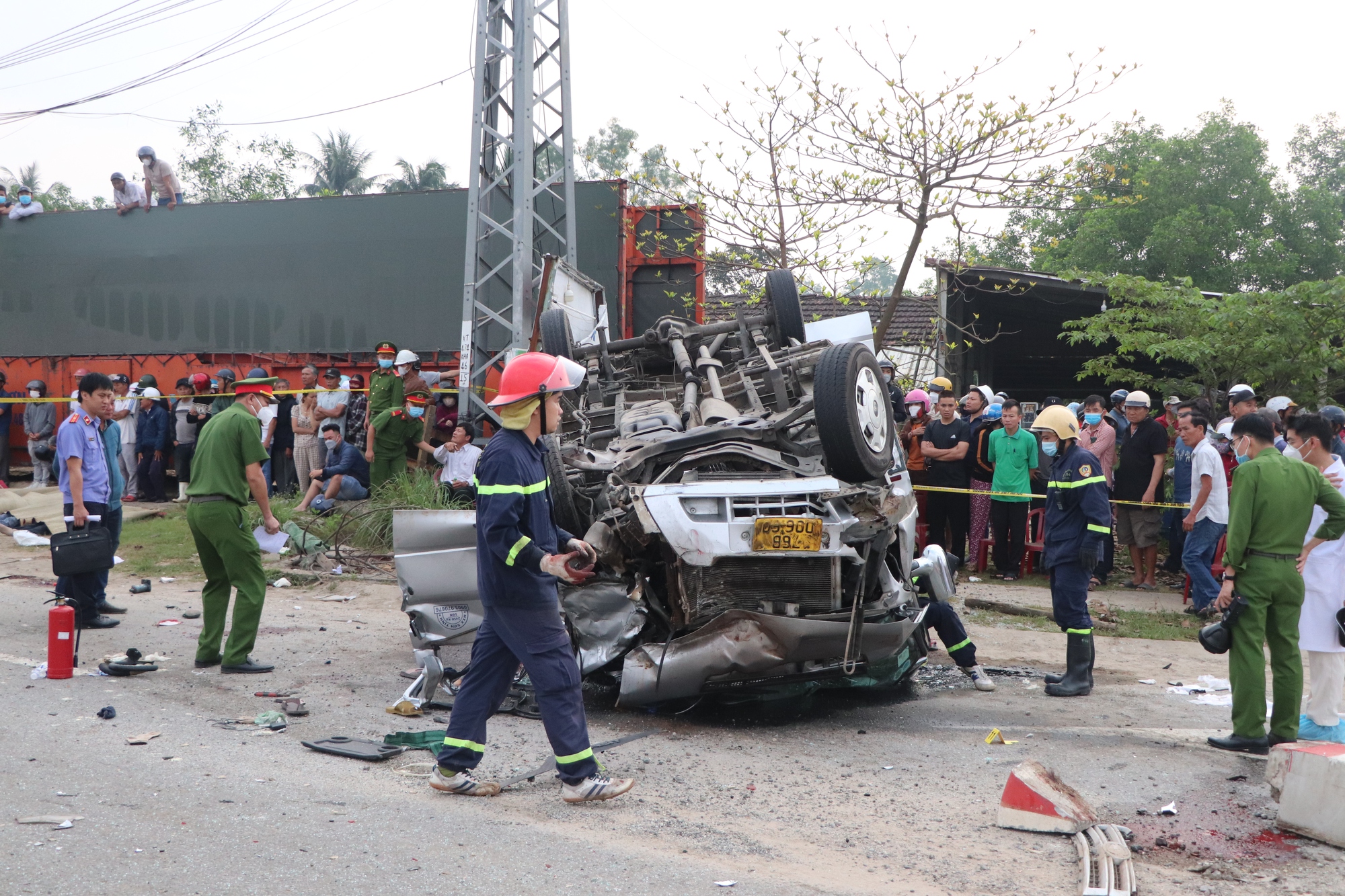 Hiện trường ám ảnh vụ tai nạn kinh hoàng làm 8 người chết ở Quảng Nam - Ảnh 6.