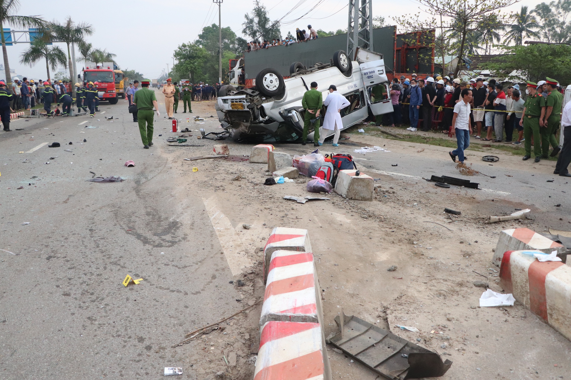 Hiện trường ám ảnh vụ tai nạn kinh hoàng làm 8 người chết ở Quảng Nam - Ảnh 9.