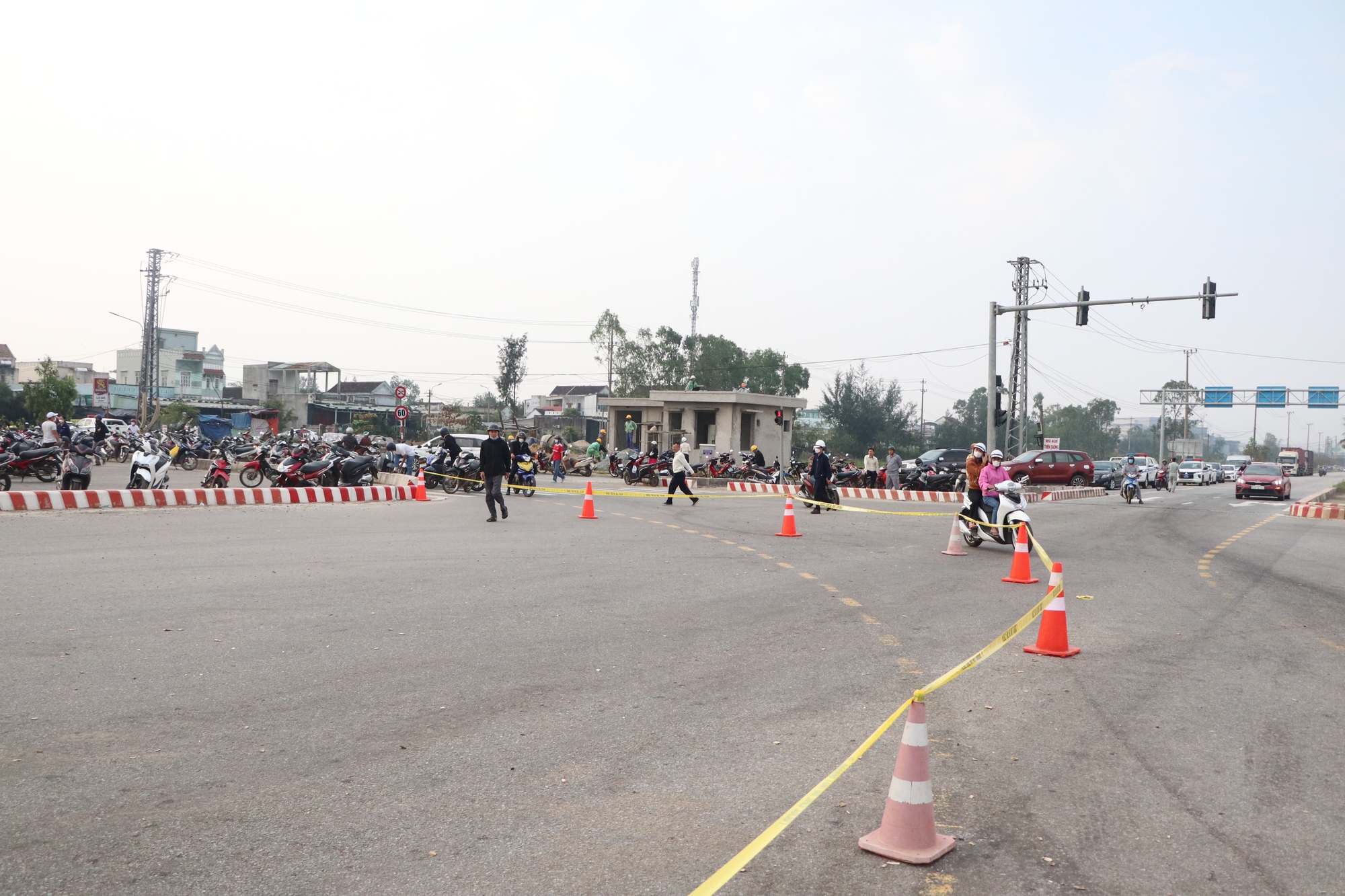 Hiện trường ám ảnh vụ tai nạn kinh hoàng làm 8 người chết ở Quảng Nam - Ảnh 12.