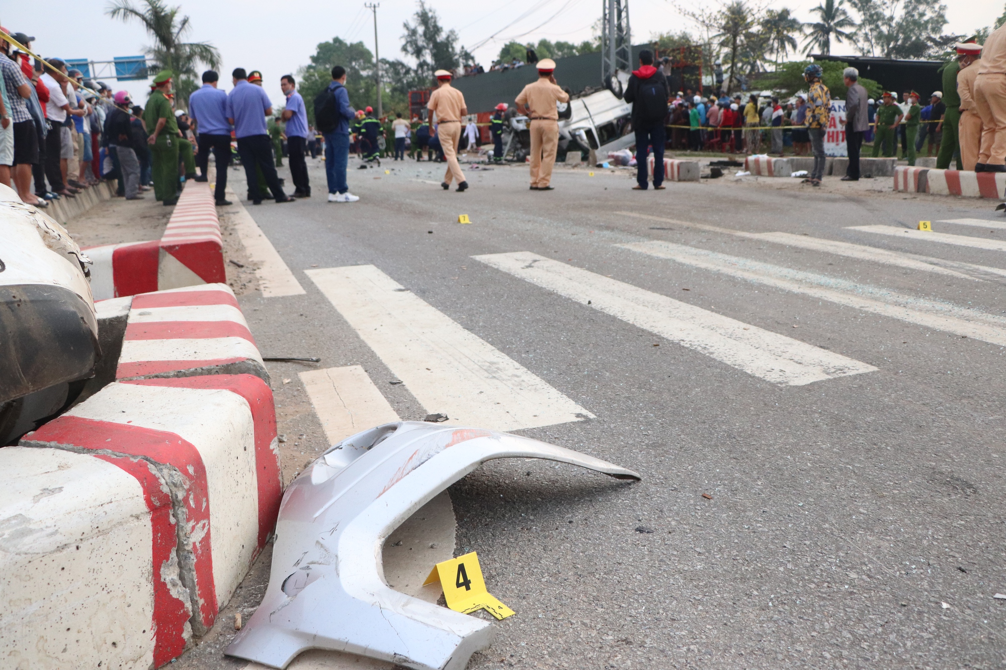 Hiện trường ám ảnh vụ tai nạn kinh hoàng làm 8 người chết ở Quảng Nam - Ảnh 7.