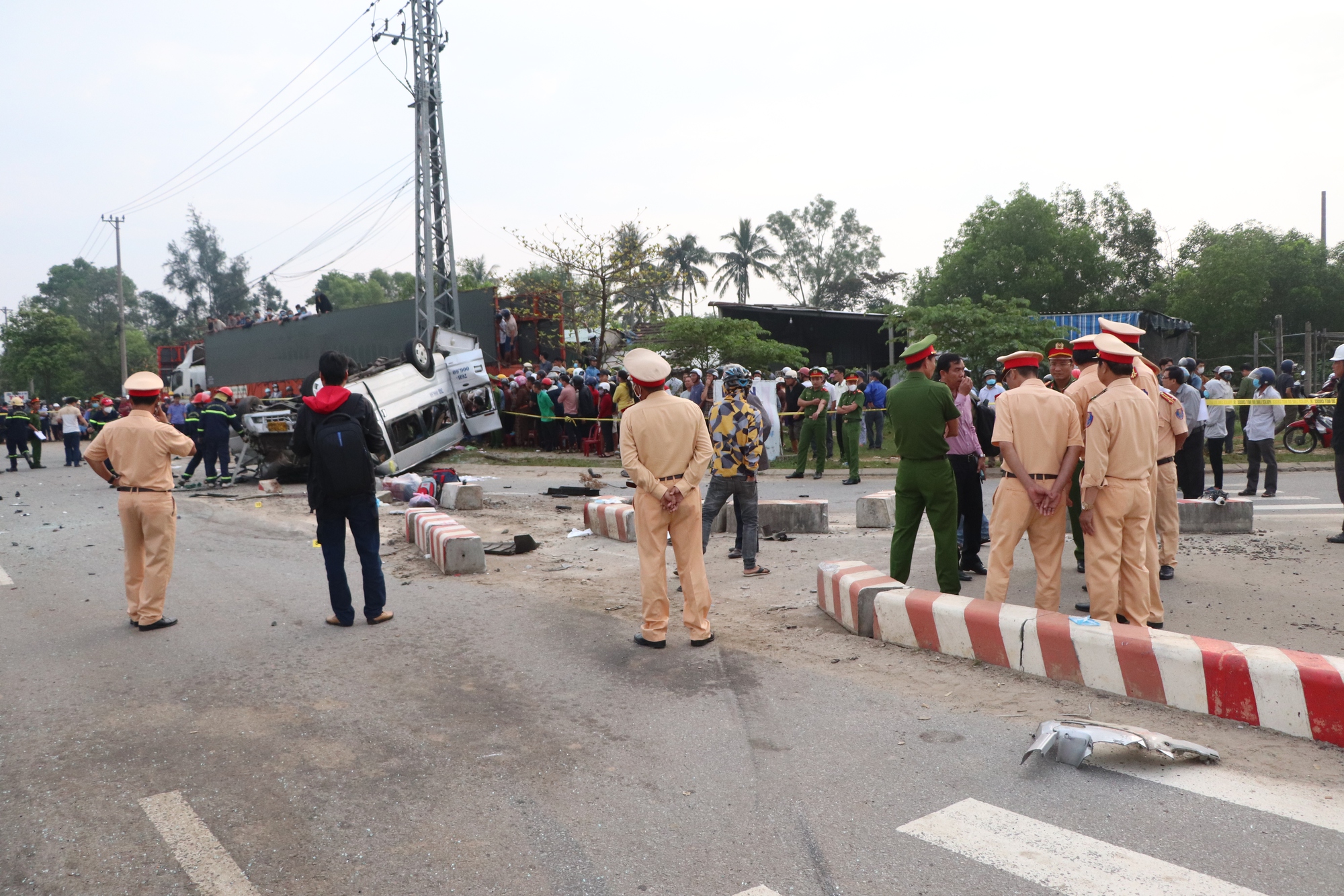 Hiện trường ám ảnh vụ tai nạn kinh hoàng làm 8 người chết ở Quảng Nam - Ảnh 2.