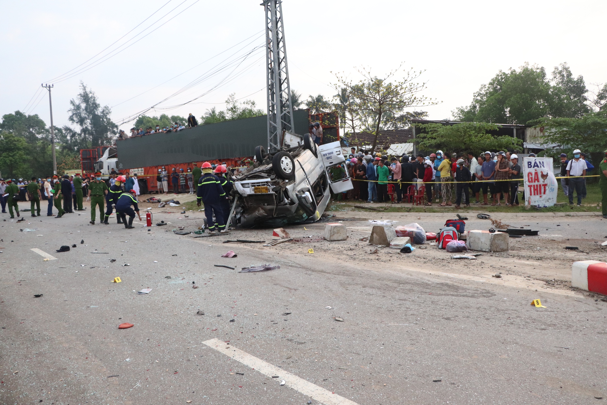 Hiện trường ám ảnh vụ tai nạn kinh hoàng làm 8 người chết ở Quảng Nam - Ảnh 8.