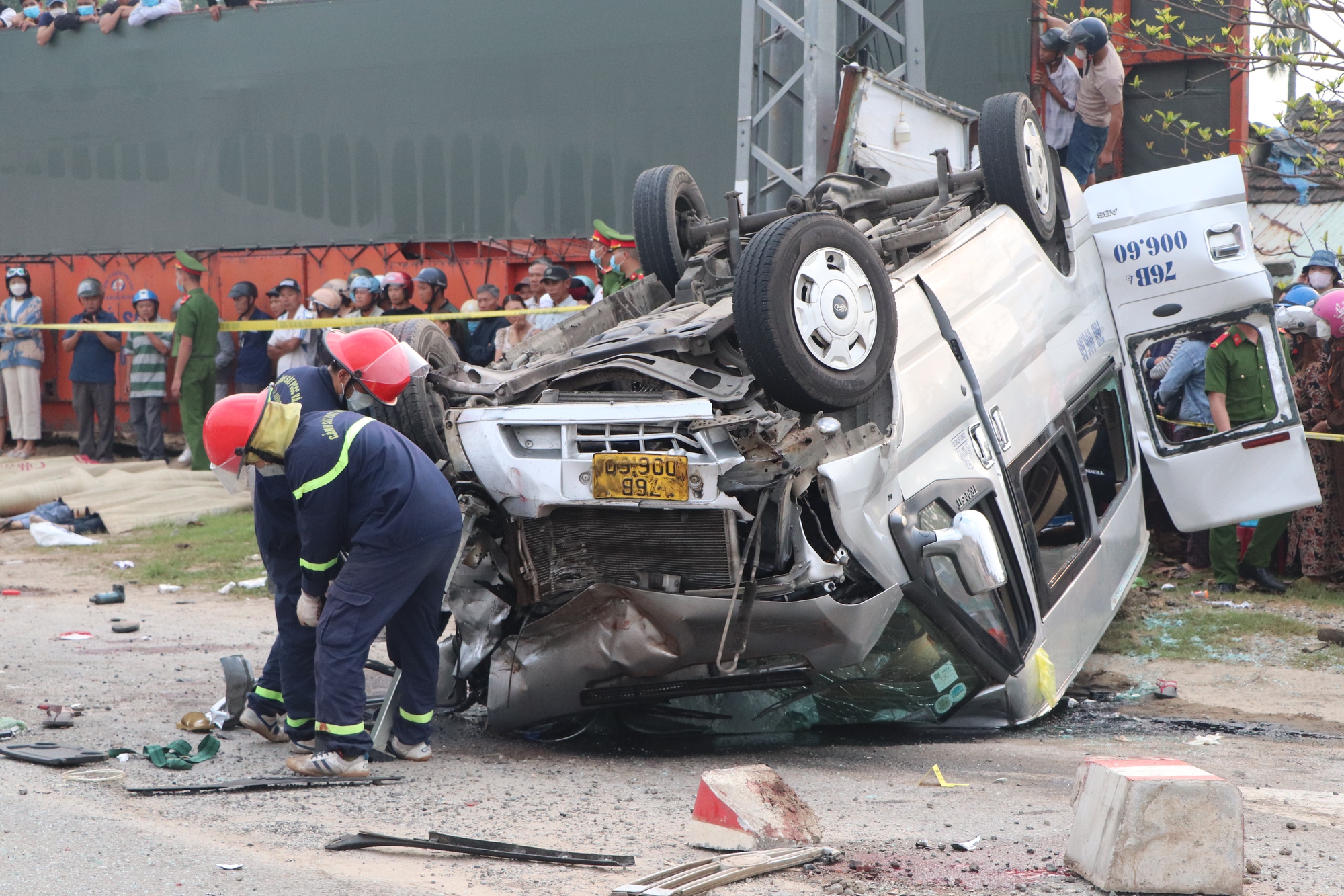 Hiện trường ám ảnh vụ tai nạn kinh hoàng làm 8 người chết ở Quảng Nam - Ảnh 10.