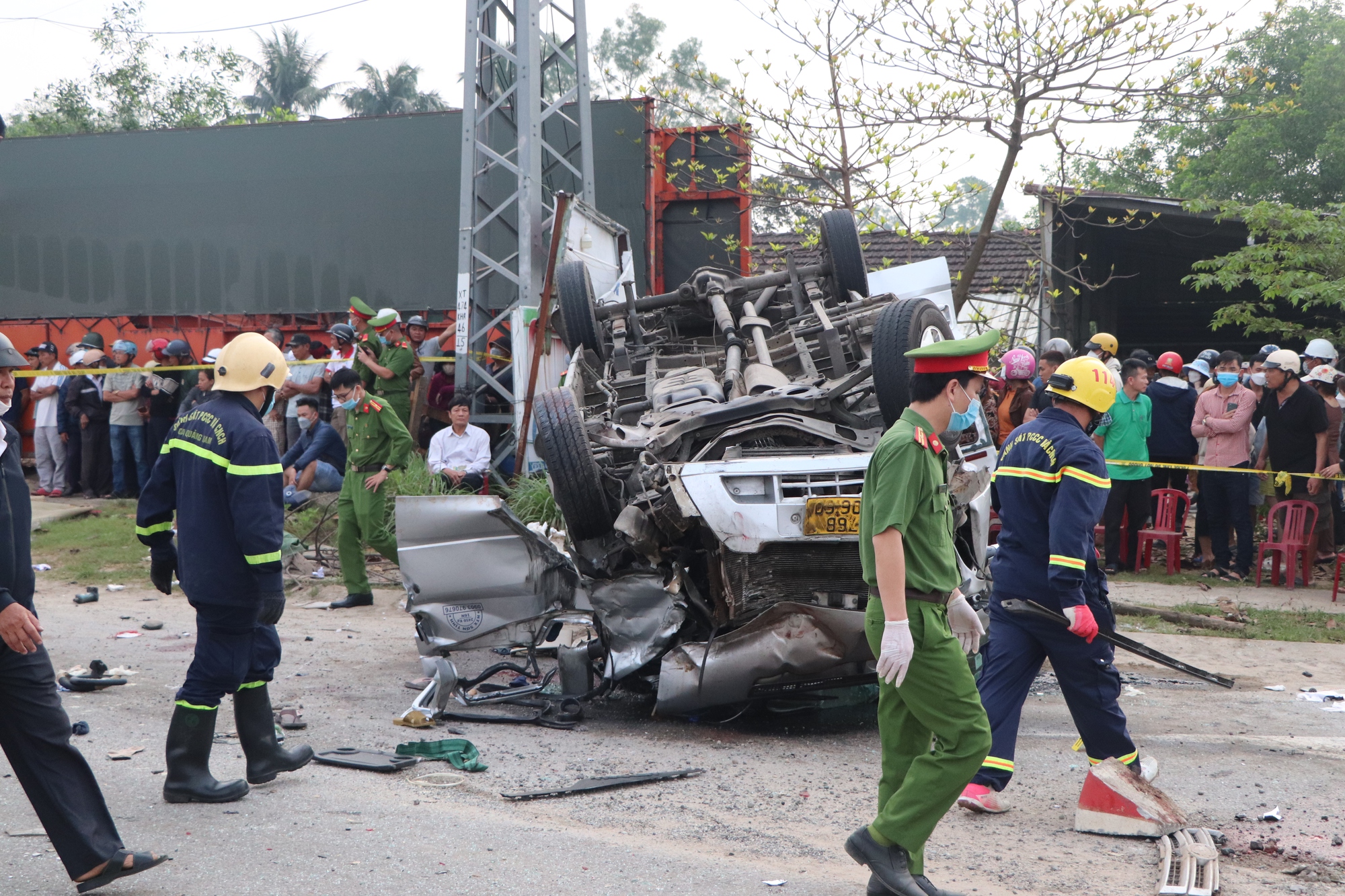 Hiện trường ám ảnh vụ tai nạn kinh hoàng làm 8 người chết ở Quảng Nam - Ảnh 4.