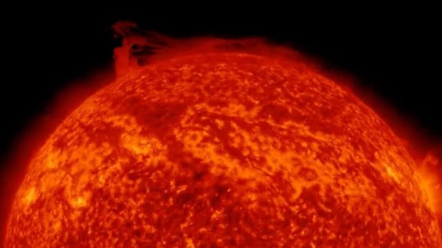Xuất hiện mảnh vỡ từ Mặt trời mà các nhà khoa học không giải thích được - Ảnh 1.