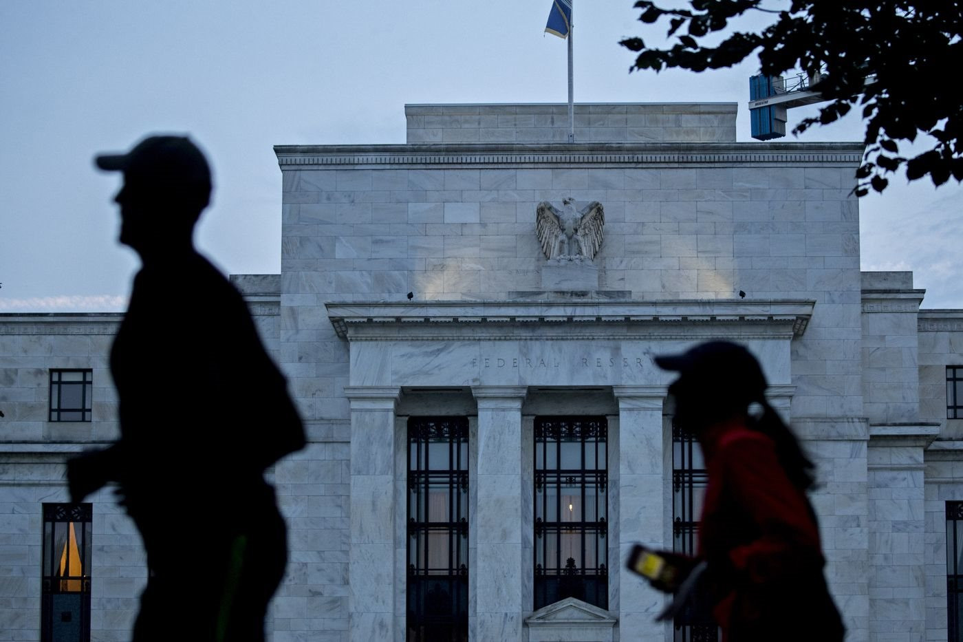 Lạm phát lên cao nhất 3 tháng, Fed có thể tăng lãi suất lên phạm vi 5,25% - 5,5% - Ảnh 1.