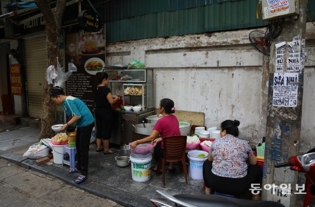 Phóng viên Hàn Quốc thích thú thốt lên: &quot;Ở Việt Nam, mọi thứ đều ở trên đường!&quot; - Ảnh 2.