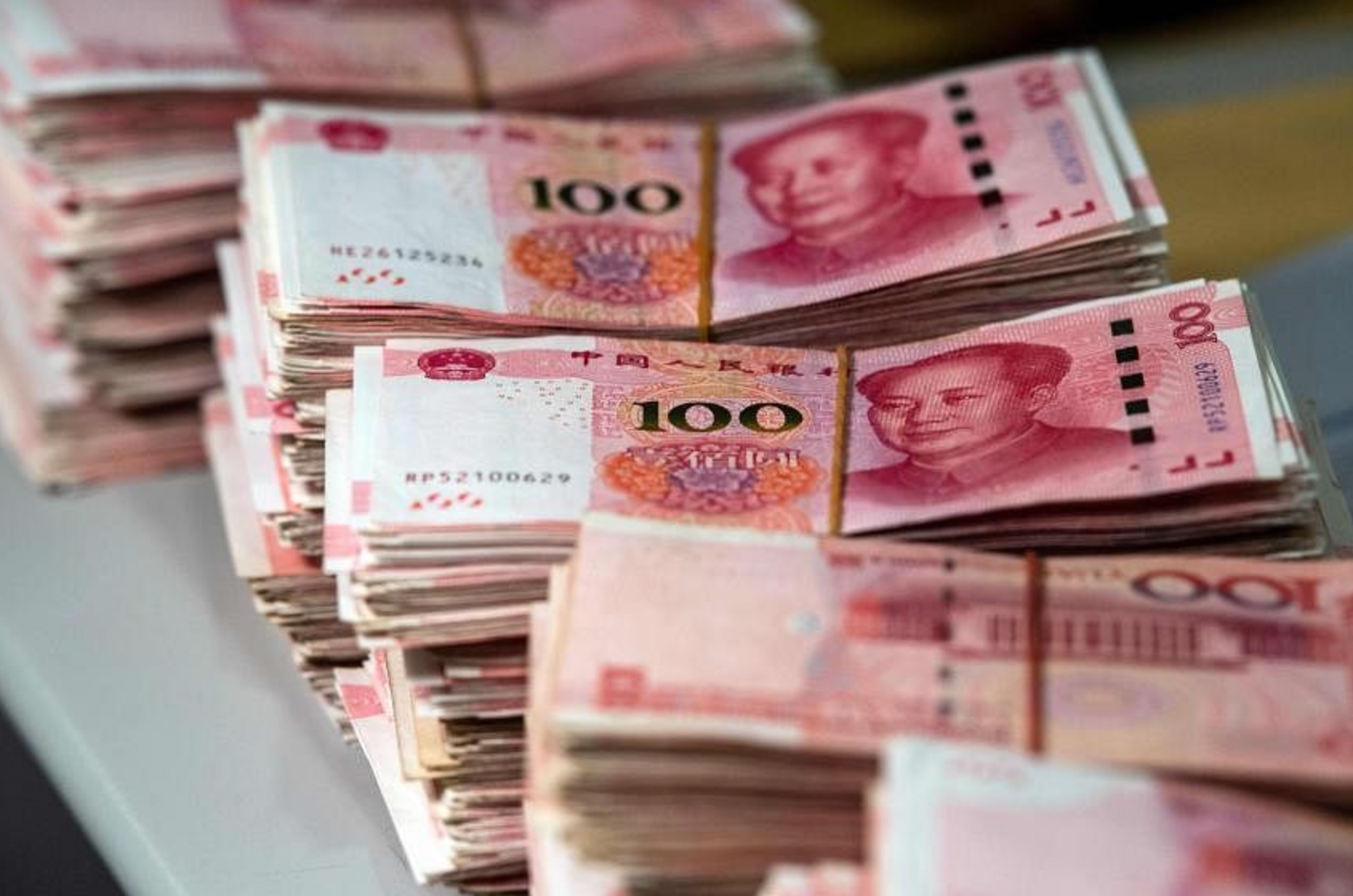 Trung Quốc: 'Chìm' trong những khoản vay giá rẻ, người dân Trung Quốc vẫn không chi tiêu, chỉ đổ tiền vào cổ phiếu và 'tranh thủ' trả nợ mua nhà - Ảnh 1.
