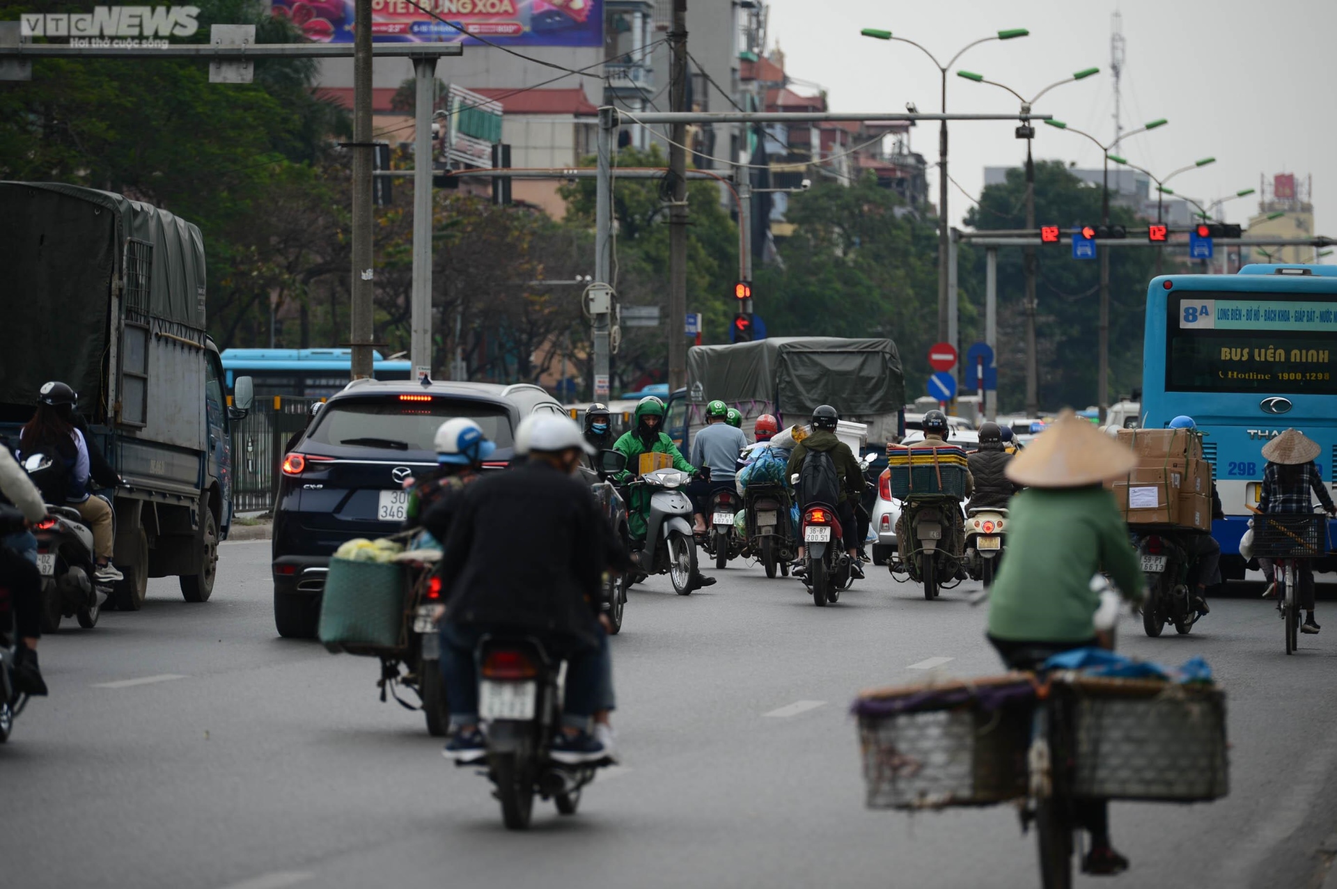 Xe máy nối đuôi nhau đi ngược chiều, cắt mặt ô tô trên đường Giải Phóng, Hà Nội - Ảnh 10.