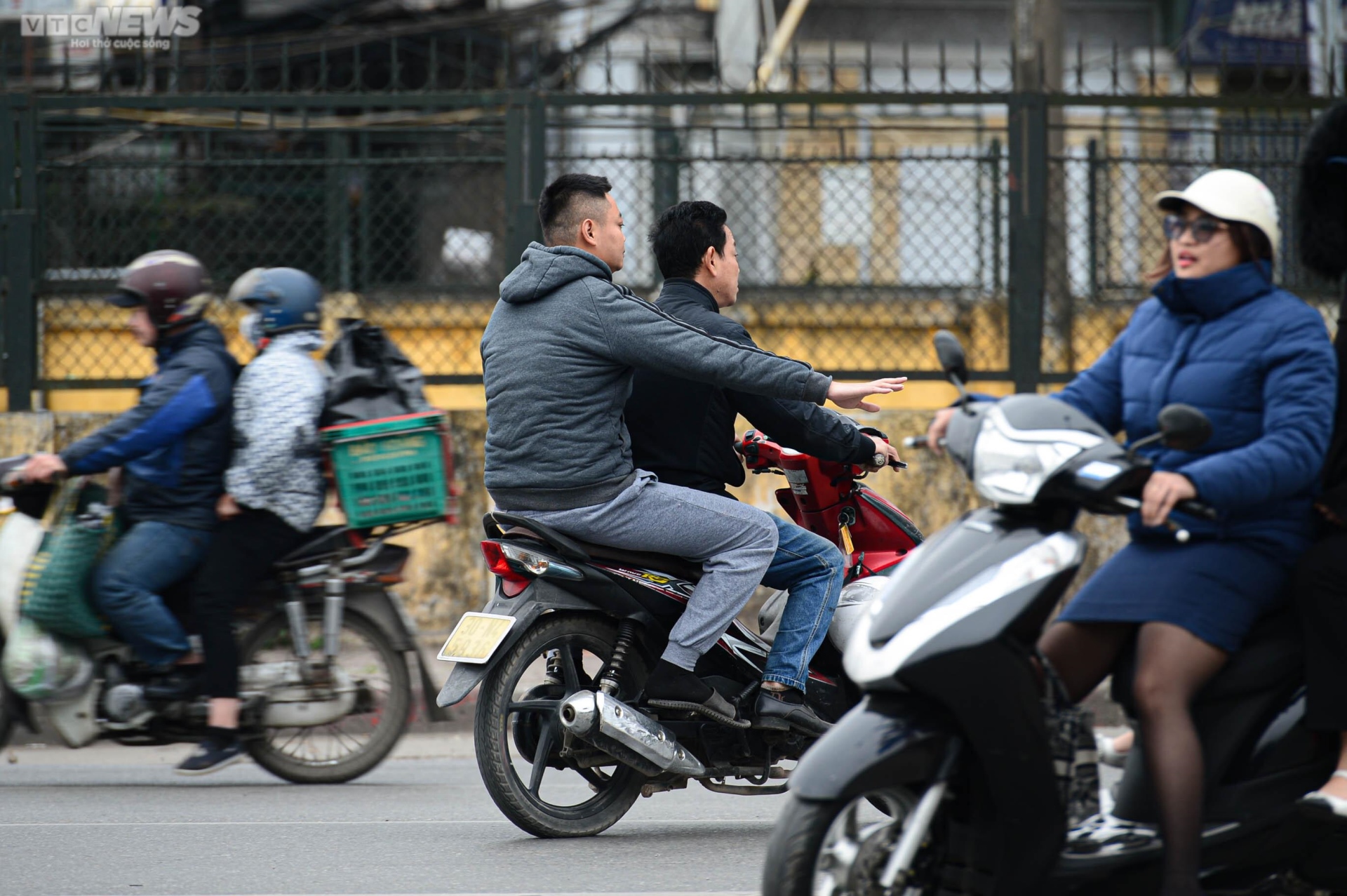 Xe máy nối đuôi nhau đi ngược chiều, cắt mặt ô tô trên đường Giải Phóng, Hà Nội - Ảnh 9.