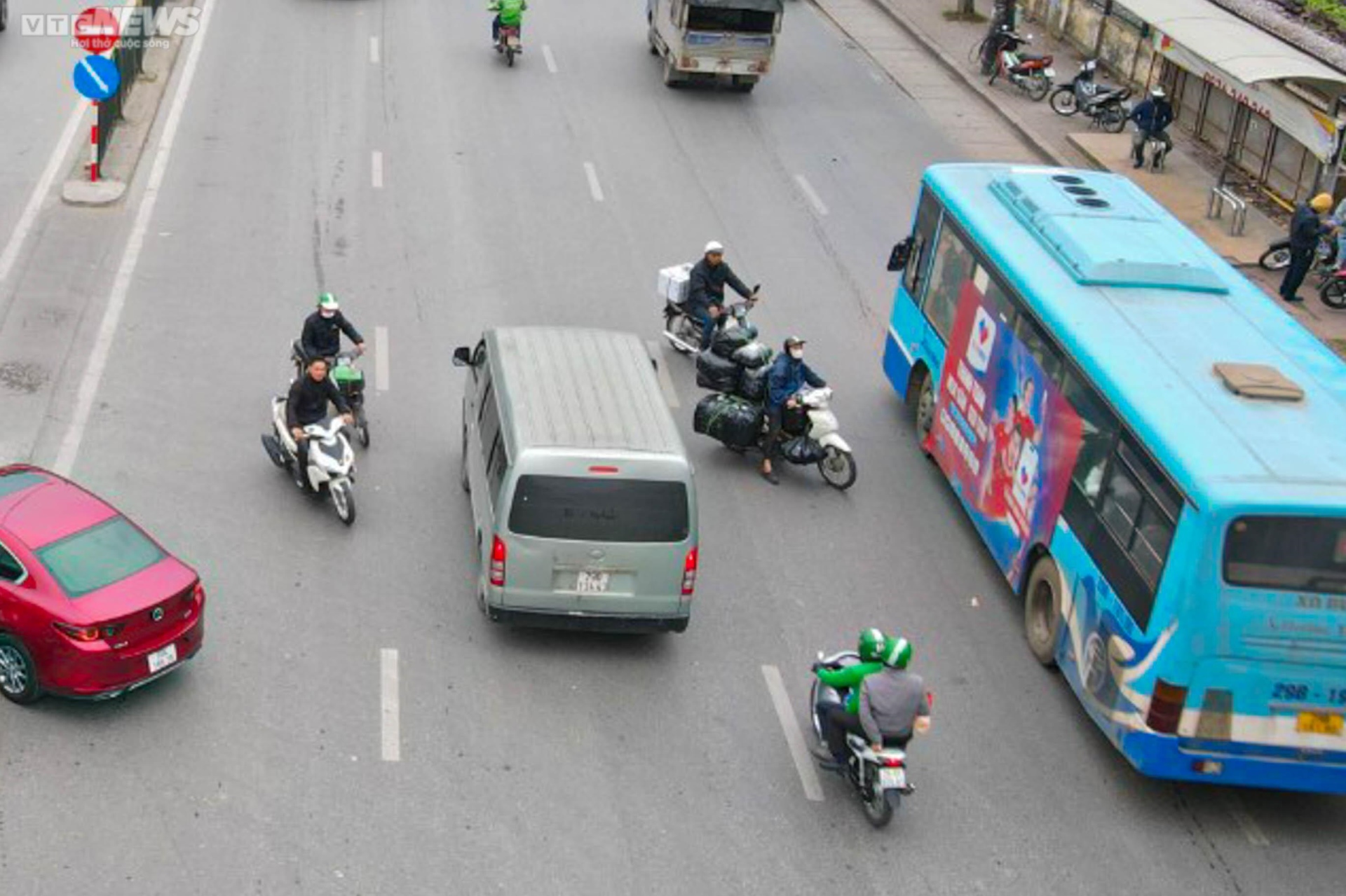 Xe máy nối đuôi nhau đi ngược chiều, cắt mặt ô tô trên đường Giải Phóng, Hà Nội - Ảnh 2.