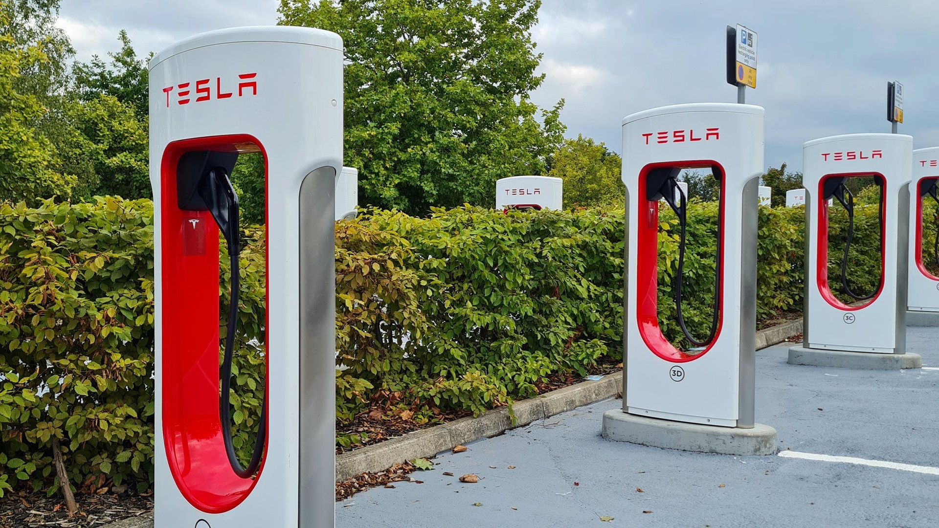 Tesla sắp chính thức chia sẻ hệ thống sạc siêu nhanh tại Mỹ, người mua xe VinFast tha hồ 'dùng ké' - Ảnh 1.