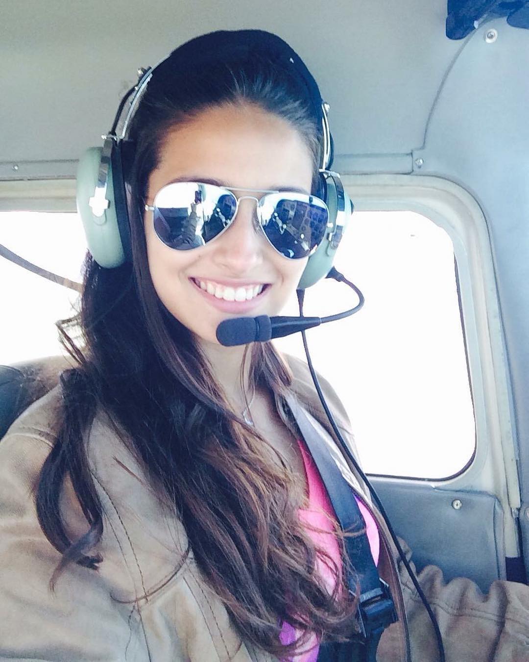 Profile ‘cực chất’ của tân Miss Charm 2023: Từng tốt nghiệp khóa đào tạo phi công ở Mỹ, thông thạo nhiều ngôn ngữ và sở hữu body siêu nóng bỏng - Ảnh 7.