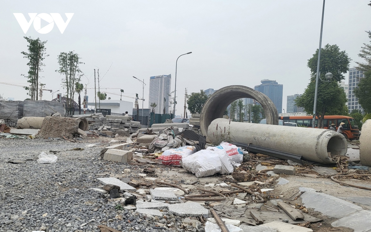 Rác thải ngập tràn con đường mới thi công tại Hà Nội - Ảnh 4.