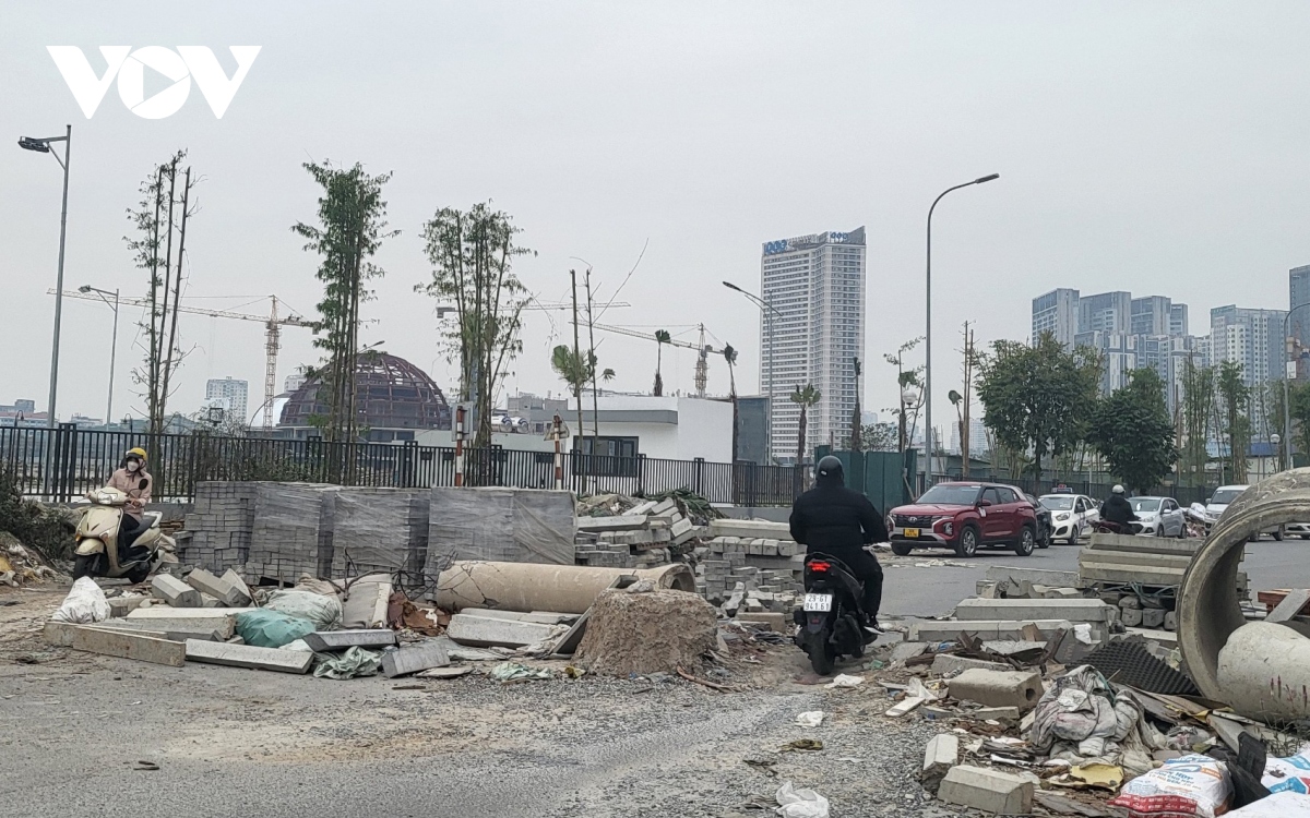 Rác thải ngập tràn con đường mới thi công tại Hà Nội - Ảnh 5.