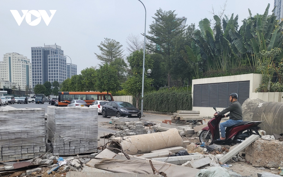 Rác thải ngập tràn con đường mới thi công tại Hà Nội - Ảnh 6.