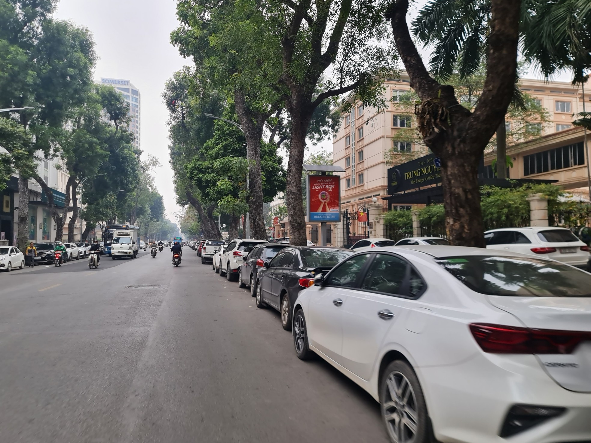 Vỉa hè Hà Nội sạch bóng ô tô: Người dân bất ngờ - Ảnh 9.