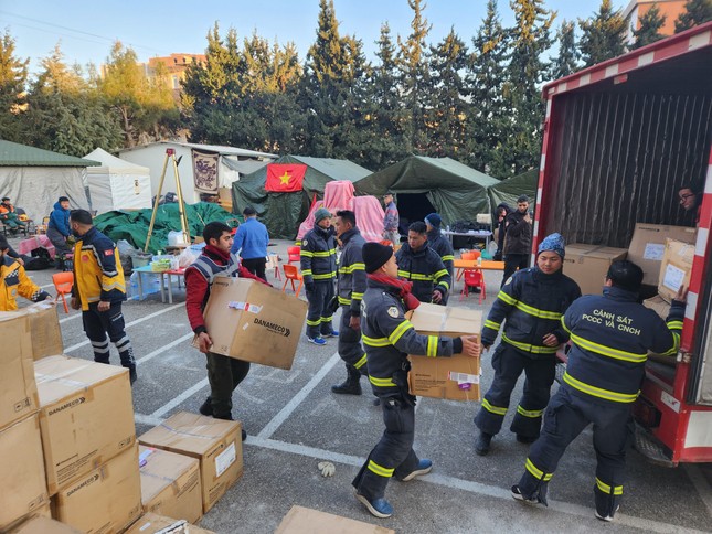 Hoàn thành xuất sắc nhiệm vụ tại Thổ Nhĩ Kỳ, Đoàn cứu hộ của Bộ Công an đã về tới Nội Bài - Ảnh 4.
