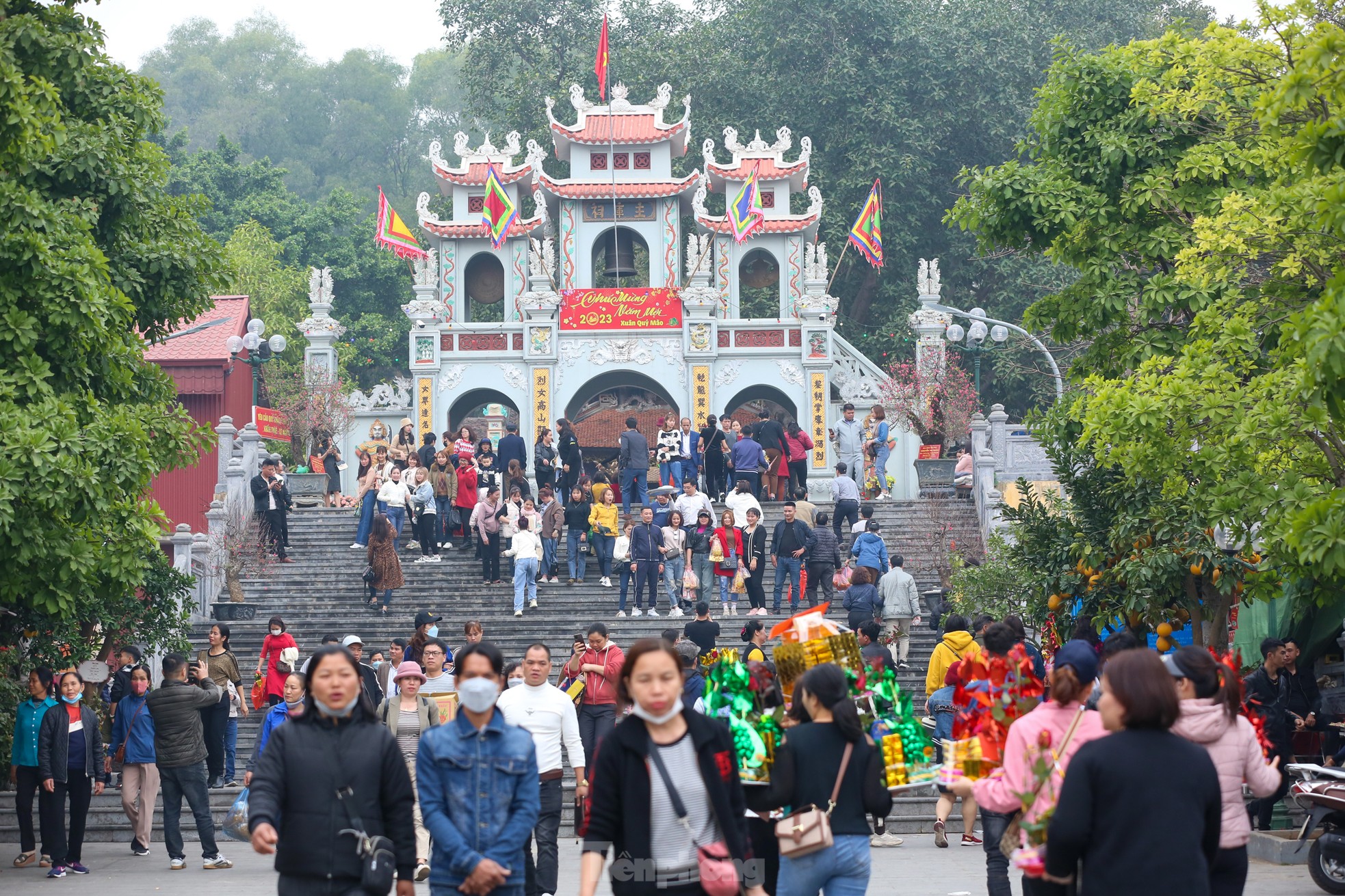 Du khách thập phương đổ về đền Bà Chúa Kho đầu năm mới - Ảnh 1.