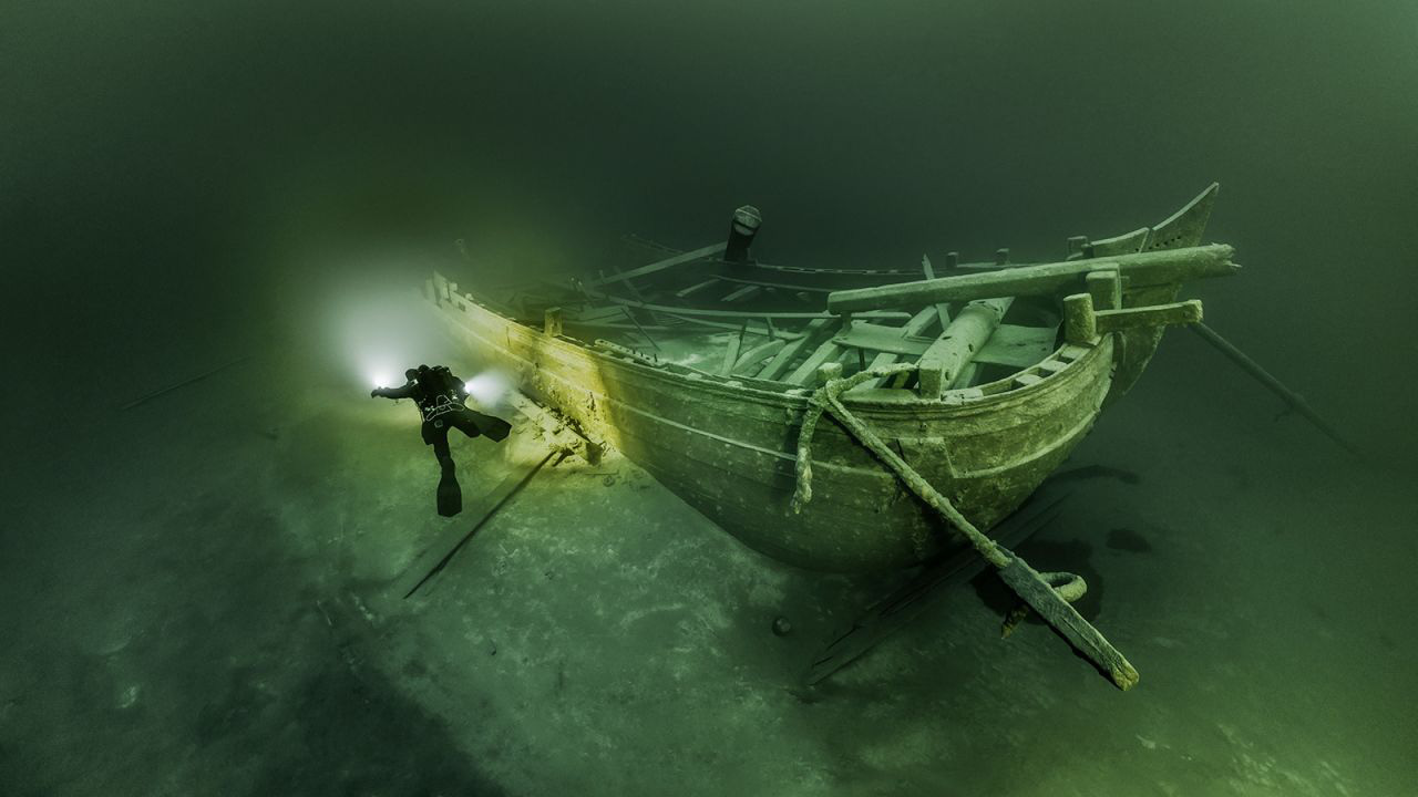 Khám phá bên trong “chiếc thuyền ma” chìm dưới đáy biển Baltic - Ảnh 1.