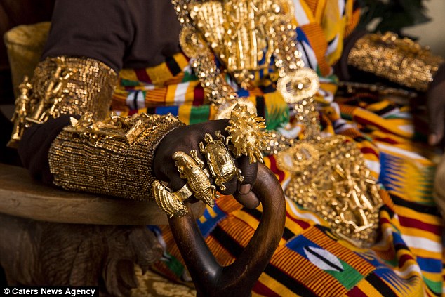 Bộ tộc giàu nhất châu Phi, không xa hoa không kém gì đại gia Dubai: Làm ăn nhìn trang sức để đánh giá, đến đôi dép lê cũng được đính vàng - Ảnh 2.