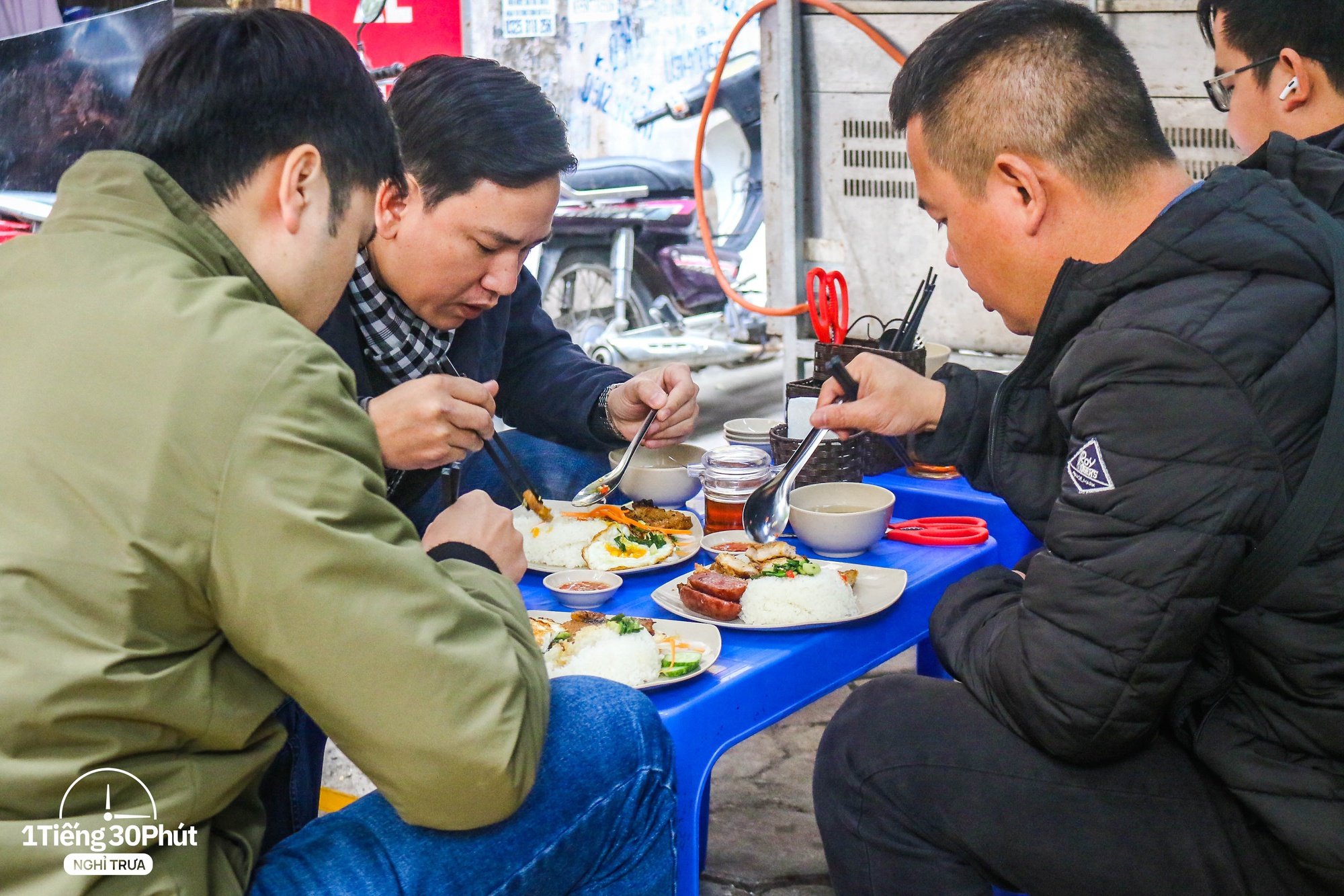Hai con ngõ giờ trưa tấp nập ở gần Đài Truyền hình Việt Nam, đi ăn trưa khả năng gặp người nổi tiếng rất cao - Ảnh 4.
