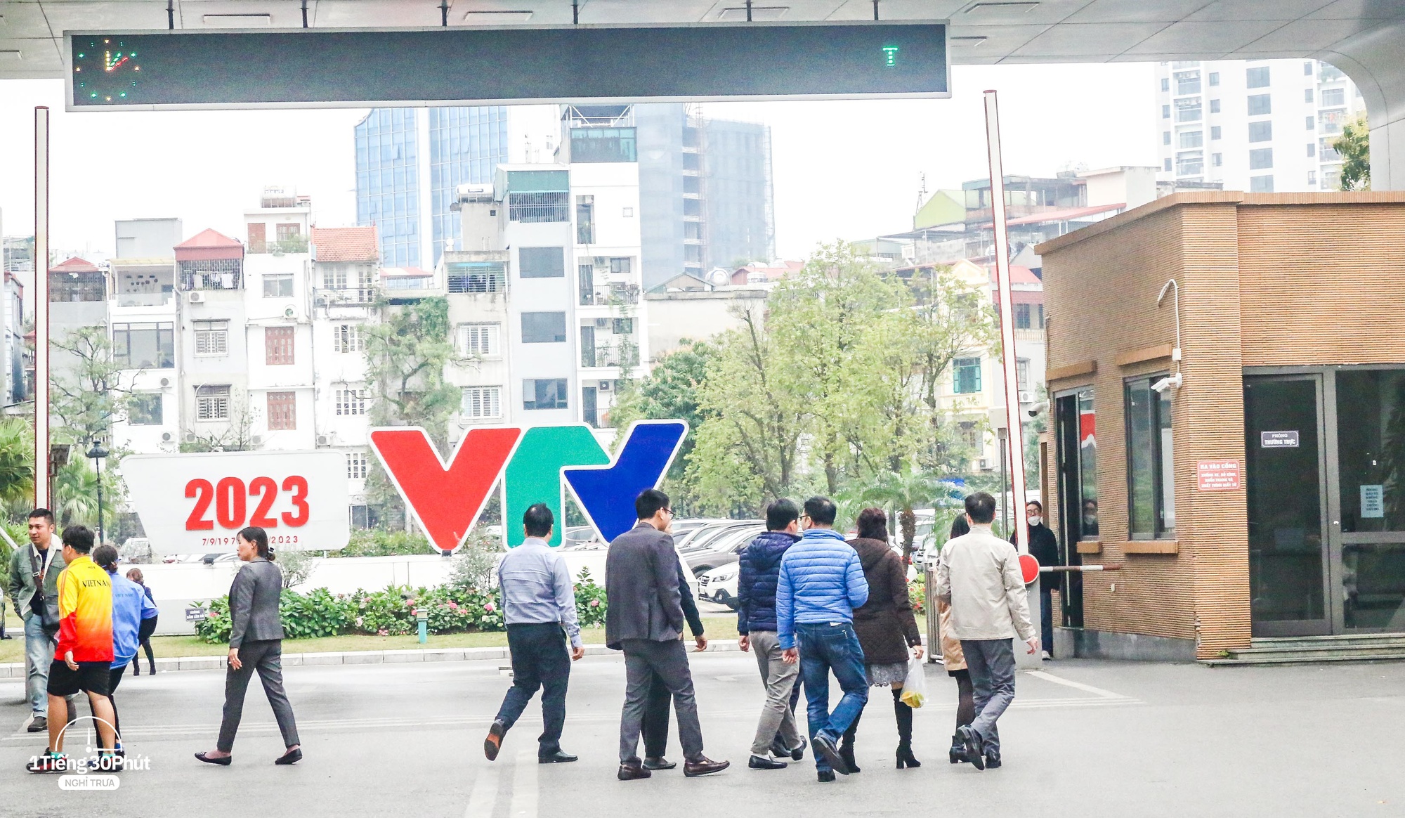 Hai con ngõ giờ trưa tấp nập ở gần Đài Truyền hình Việt Nam, đi ăn trưa khả năng gặp người nổi tiếng rất cao - Ảnh 9.