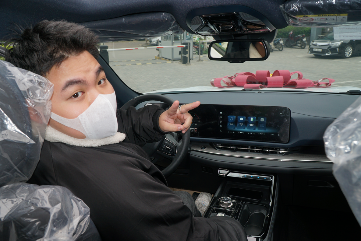 Chàng trai sinh năm 2003 mua TV biếu ông bà dịp Tết, bất ngờ được trúng thưởng xế sang - Ảnh 2. Chàng trai sinh năm 2003 mua TV biếu ông bà dịp Tết, bất ngờ được trúng thưởng xế sang - Ảnh 2.