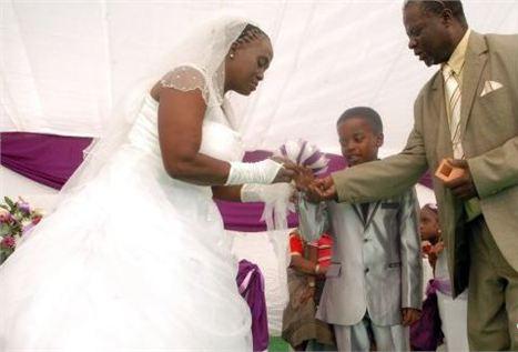 Cậu bé 9 tuổi kết hôn với người phụ nữ 62 tuổi: Câu chuyện phía sau khiến nhiều người cảm động - Ảnh 3.