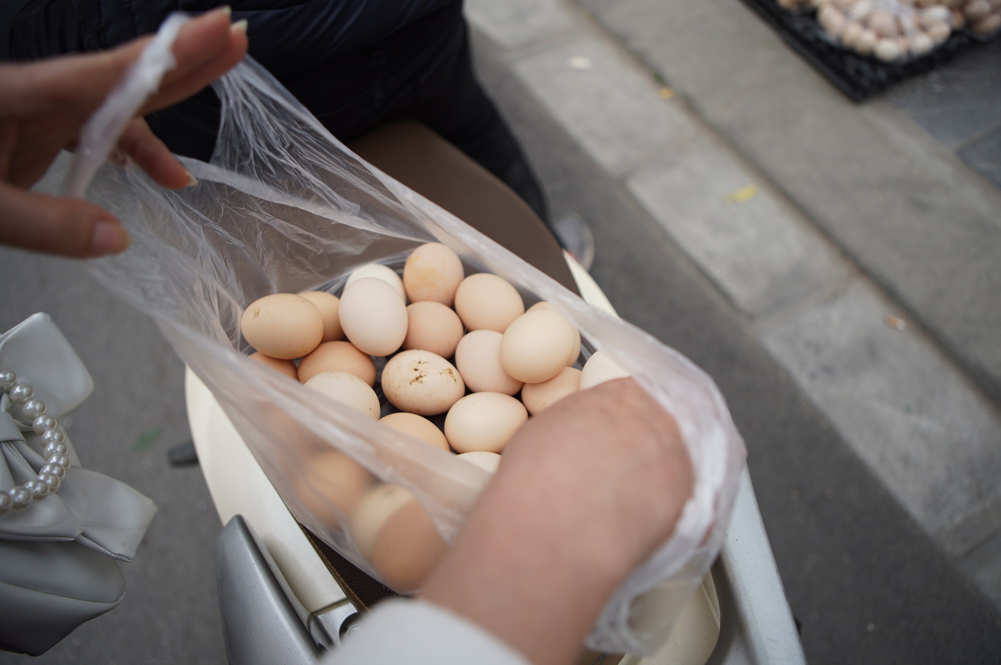 Sự thật chuyện giải cứu trứng gà 65.000 đồng 30 quả tràn lan trên vỉa hè Hà Nội - Ảnh 4.