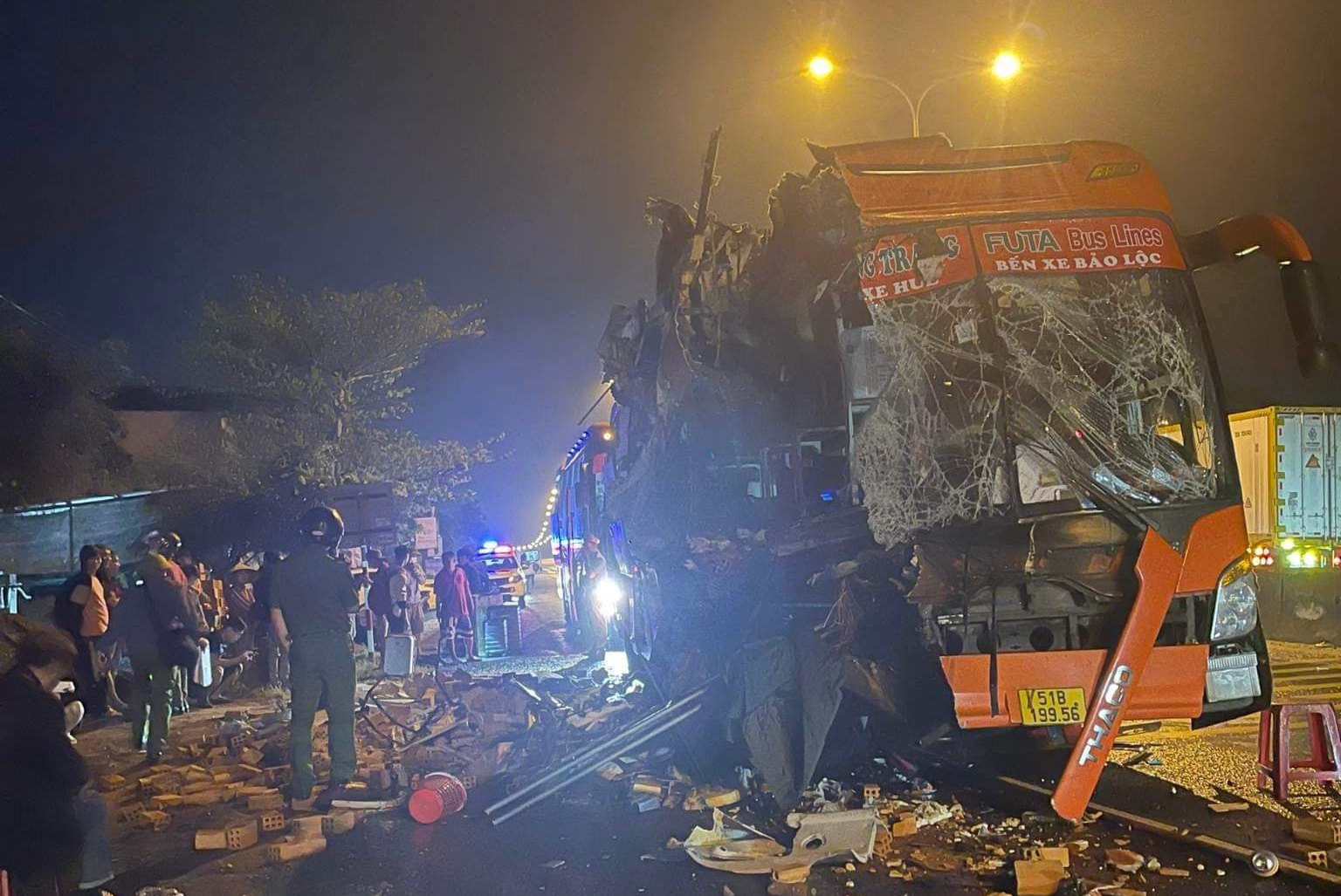 Tạm giữ tài xế xe khách vụ tai nạn 3 người chết, 13 người bị thương ở Quảng Nam - Ảnh 2.