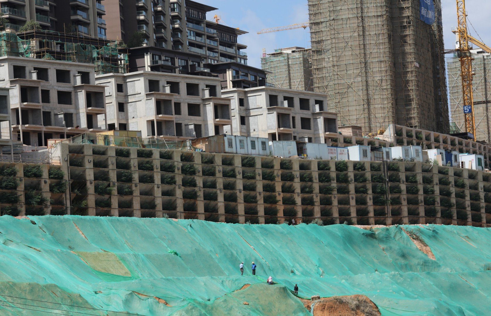 Sốt BĐS, một ngọn núi ở Trung Quốc từng bị bê tông hóa với hơn 1.000 biệt thự và căn hộ: Là công trình xây dựng trái phép, buộc phải dỡ bỏ vì phá hủy môi trường - Ảnh 4.