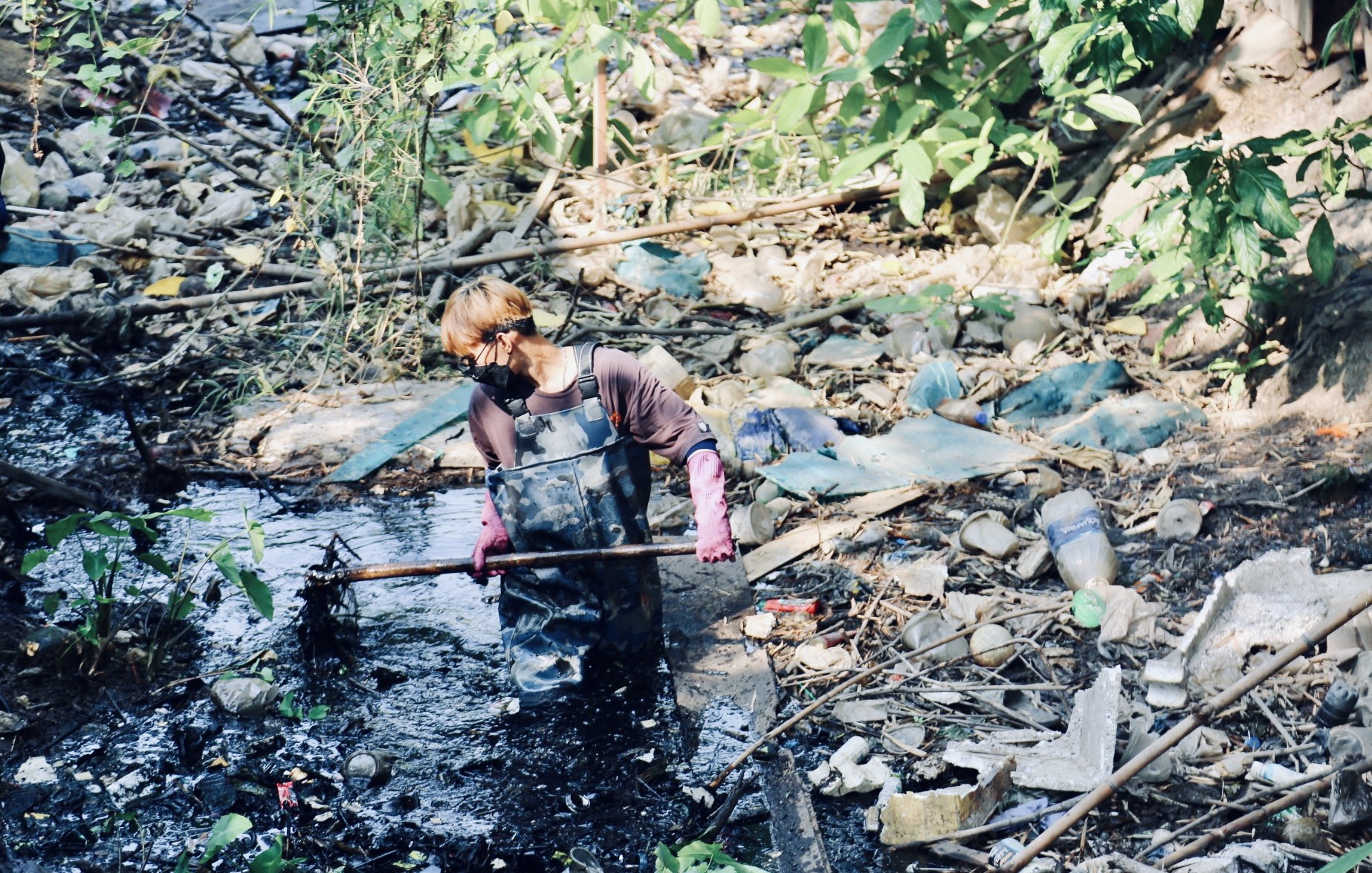 Gặp nhóm bạn trẻ ngâm mình trong kênh rạch để dọn sạch rác: “Tụi em muốn làm điều ý nghĩa cho Sài Gòn” - Ảnh 4.