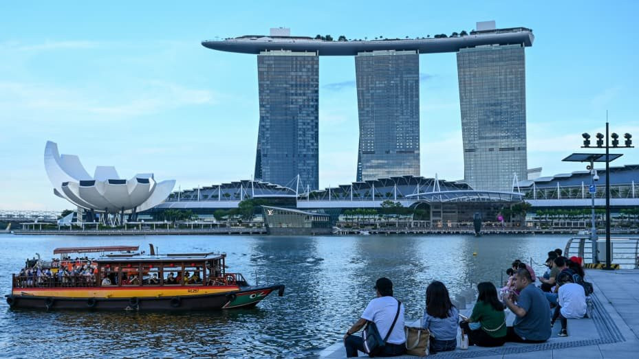 Du lịch Singapore năm 2023: Dự kiến sẽ thu hút 14 triệu du khách quốc tế, thu về 15,7 tỷ USD - Ảnh 1.