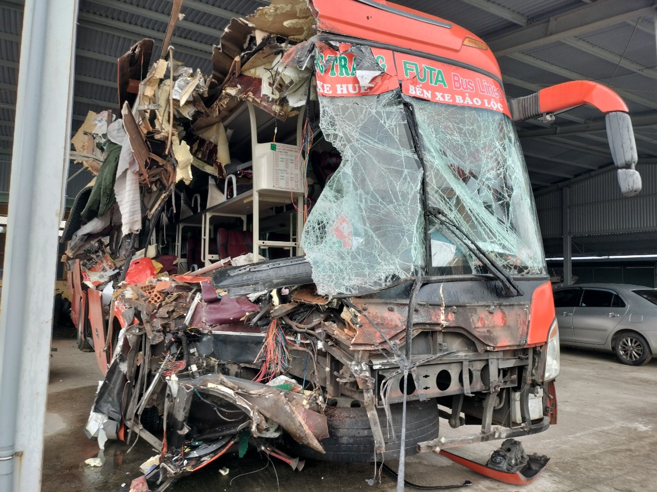 Tạm giữ tài xế xe khách vụ tai nạn 3 người chết, 13 người bị thương ở Quảng Nam - Ảnh 1.