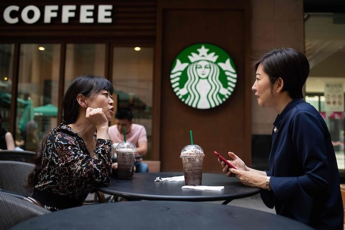Starbucks ở xứ sở trà xanh: Đến quán cà phê Trung Quốc không chỉ để uống cà phê, gắn thương hiệu với địa vị xã hội và tích cực làm từ thiện - Ảnh 1.