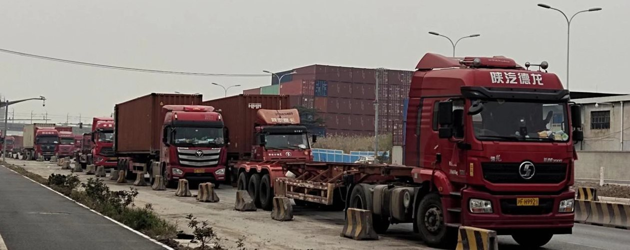 Thảm cảnh vắng hoe tại các cảng biển Trung Quốc: Hàng chục nghìn tài xế container thất nghiệp, chủ nhà máy than trời vì không có đơn hàng nước ngoài nào - Ảnh 2.