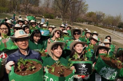Starbucks ở xứ sở trà xanh: Đến quán cà phê Trung Quốc không chỉ để uống cà phê, gắn thương hiệu với địa vị xã hội và tích cực làm từ thiện - Ảnh 4.
